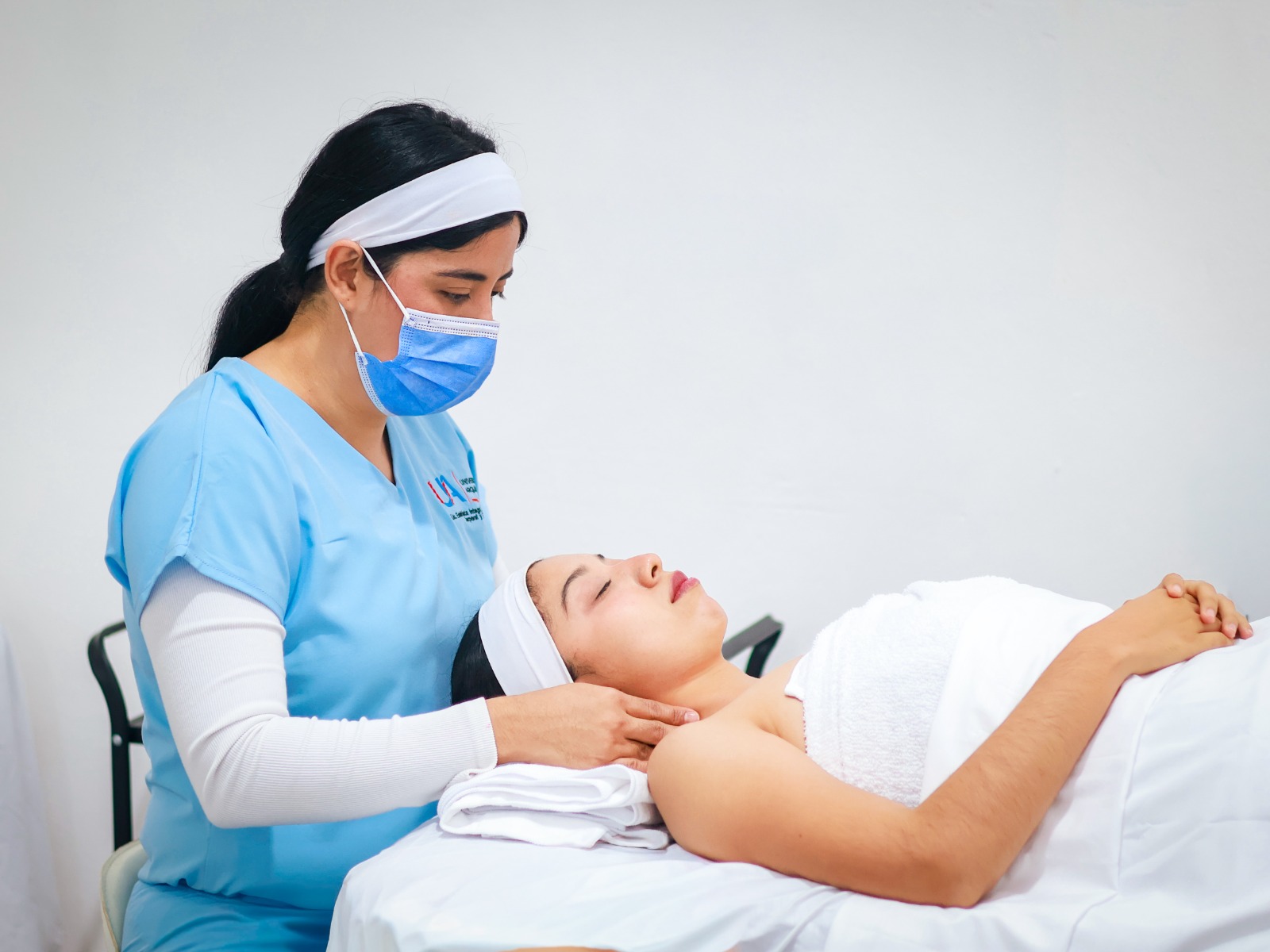 Estudiante realizando una práctica facial