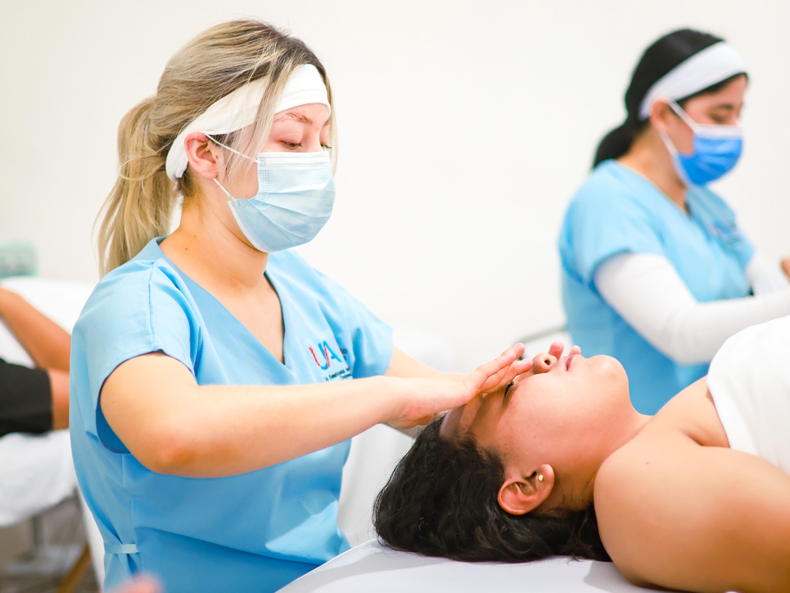 Estudiante aplicando un tratamiento facial