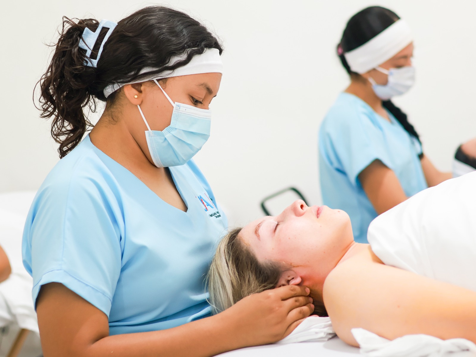 Estudiante durante práctica de estética facial