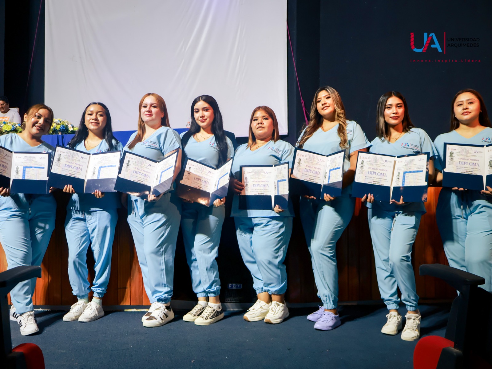 Estudiantes graduadas de la Universidad Arquímedes